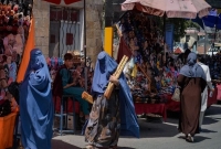 আফগানিস্তানে পরিবর্তন দেখা যাচ্ছে; বোরকা-হিজাব পরে কেনাকাটা করছেন নারীরা