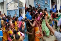 তীব্র আতঙ্ক ছড়িয়ে পড়ে, সকলকে উদ্ধার করে হাসপাতালে ভর্তি করা হয় 