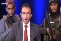 পেছনে দাঁড়িয়ে আছেন সশস্ত্র তালেবান যোদ্ধা, সংবাদ উপস্থাপক বললেন ‘ভয় পাবেন না’