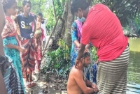 টাকা চুরির ঘটনায় পীরের নির্দেশে ১০১ কলস পানি দিয়ে গোসল করানো হলো যুবককে 