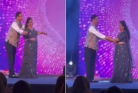 গানের তালে নেচে-গেয়ে আনন্দে আত্মহারা মন্ত্রী (ভিডিও)