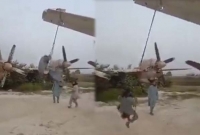 আমেরিকার ফেলে যাওয়া যুদ্ধবিমানে দোল খাচ্ছে তালেবান সদস্যরা!