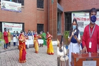 শিক্ষার্থীদের উৎফুল্ল রাখতে বিদ্যালয় ফটকে নাচ-গানের আয়োজন