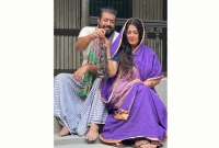 হারিকেন হাতে ওমর সানী ও মৌসুমী