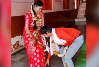 নববধূকে প্রণাম করে বিবাহিত জীবন শুরু স্বামীর নববধূকে প্রণাম করে বিবাহিত জীবন শুরু স্বামীর