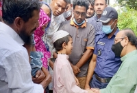 আগে থেকেই মসজিদের মেম্বরের নিচে ও অজুখানায় ধারালো অস্ত্র এনে রাখেন