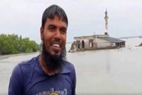 প্রতিদিন পাঁচবার সাঁতরে মসজিদে যাওয়া সেই ইমাম পেলেন নৌকা ও নগদ টাকার সাহায্য