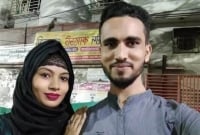 স্বামী-স্ত্রী পরিচয়ে থাকার পর বিয়ের দাবিতে প্রেমিকের বাড়িতে অনশন এক তরুণীর