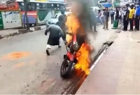 মনের দুঃখে নিজের মোটরসাইকেলে নিজেই আগুন দেন এক 'পাঠাও' চালক