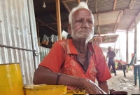 'কর্ম না করলে খাব কী', কাঁদো কাঁদো কণ্ঠে বললেন শতবর্ষী বৃদ্ধ 'কর্ম না করলে খাব কী', কাঁদো কাঁদো কণ্ঠে বললেন শতবর্ষী বৃদ্ধ