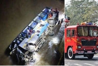 ২১ যাত্রী নিয়ে বাস নদীতে