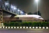 ওভারব্রিজের নিচে আটকা পড়েছে এয়ার ইন্ডিয়ার একটি প্লেন 