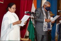 দুপুরে শপথ নিলেন মমতা ব্যানার্জী 
