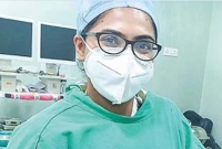 রোগীর জীবন বাঁচাতে বিয়ের আসর থেকে বিয়ে রেখেই হাসপাতালে নারী চিকিৎসক