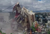 মাত্র কয়েক সেকেন্ডের মধ্যে ধসে পড়ল একটি বহুতল ভবন (ভিডিও)