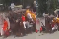 ভারতে বিজয়া দশমীর মিছিলের ভেতর দিয়ে গাড়ি চালিয়ে কয়েকজনকে পিষে মারল গাড়িচালক!