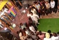 ‘ক্ষমতায় থেকে কী করেছেন’ প্রশ্ন করায় যুবককে একের পর এক কিল-ঘুষি-থাপ্পড় 