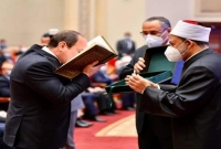 মিসরের প্রেসিডেন্টকে কোরআন শরিফ উপহার দিলেন আল আজহারের ইমাম