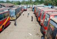 পুলিশ-শ্রমিক সংঘর্ষ, সারাদেশের সাথে নওগাঁর বাস চলাচল বন্ধ 