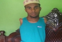 জন্ম থেকে দুই হাত নেই, সব প্রতিবন্ধকতাকে জয় করে পায়ের সাহায্যে আলিম পাশ