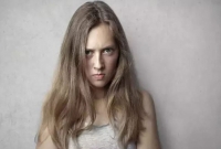 যে অভ্যাসগুলো অন্যের কাছে আপনাকে বিরক্তিকর করে তুলতে পারে