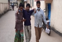 প্রেমিকাদের কাছে ভাড়া চাওয়ায় রিকশাচালককে হত্যাচেষ্টা 