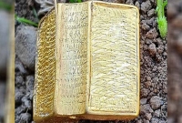 চাষের জমিতে সোনার বাইবেল পেয়ে মুহূর্তেই ভাগ্য বদলে গেলো দম্পতির