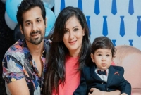 ছেলেকে কোলে নিয়ে বিয়ের পিঁড়িতে বসছেন পূজা