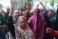 গানের তালে তালে নেচে গেয়ে পুরুষদের বোরকা পরিয়ে নারী প্রার্থীর প্রচারণা: ইউপি নির্বাচন  গানের তালে তালে নেচে গেয়ে পুরুষদের বোরকা পরিয়ে নারী প্রার্থীর প্রচারণা: ইউপি নির্বাচন