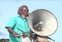 গ্রামের মানুষ তাকে ডাকেন সংবাদের ফেরিওয়ালা