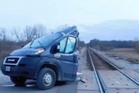 ট্রেনের ধাক্কায় দু’টুকরো হয়ে গেল ট্রাক!