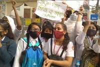 হাফ ভাড়া দিতে চাওয়ায় ছাত্রীকে ধ'র্ষ‌'ণের হু'ম‌কি, প্রতিবাদে সাত কলেজের ছাত্র-ছাত্রীরা