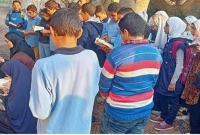 প্রিয় শিক্ষকের স্মরণে কবরের পাশে কোরআন তেলাওয়াত করছে শিক্ষার্থীরা