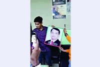 নামিয়ে ফেলা হচ্ছে মেয়র জাহাঙ্গীরের ছবি