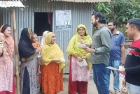 ভোটের জন্য ভোটারের বাড়ি বাড়ি ঘুরছেন চিত্রনায়ক সাইমন