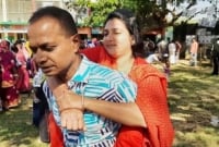 স্বামীর পিঠে চড়ে এসে ভোট দিলেন স্ত্রী