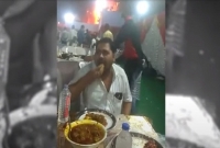 বিয়েবাড়িতে দাউদাউ করে জ্বলছে আগুন, খাবার খেতে ব্যস্ত অতিথিরা!  বিয়েবাড়িতে দাউদাউ করে জ্বলছে আগুন, খাবার খেতে ব্যস্ত অতিথিরা!