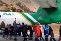  যাত্রীরা বিমান সরাচ্ছে ঠেলা দিয়ে! ভাইরাল ভিডিও