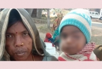 বাঘের পিছু পিছু জঙ্গলের দিকে এক কিলোমিটার ছুটে ছেলেকে বাঁচালেন মা!