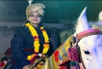 পাগড়ি মাথায়, শেরওয়ানি পরে ঘোড়ার পিঠে চড়ে বিয়ে করতে গেলেন কনে! পাগড়ি মাথায়, শেরওয়ানি পরে ঘোড়ার পিঠে চড়ে বিয়ে করতে গেলেন কনে!