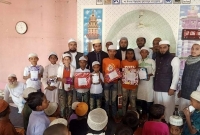 টানা ৪০ দিন মসজিদে গিয়ে জামাতের সাথে নামাজ আদায় করায় পুরষ্কার পেল শিশুরা