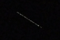 অন্ধকার আকাশে ছুটে চলা এক উজ্জ্বল রহস্যময় আলো দেখে তাজ্জব শহরবাসী