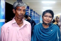 ১০০ টাকায় মেয়ের পুলিশে চাকরি, আবেগাপ্লুত হয়ে কাঁদলেন কৃষক বাবা 