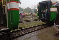 হঠাৎ দুই ভাগ হয়ে গেল চলন্ত ট্রেন, আশপাশের লোকজনের চিৎকার