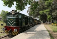 মাঝরাস্তায় চলন্ত ট্রেন থামিয়ে দই কিনতে গেলেন চালক