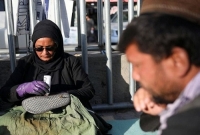 ভাগ্যের নির্মম পরিহাস, দু’পয়সা আয়ের জন্য জুতা পালিশ করছেন শিক্ষিকা 