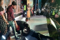  মঞ্চে এসে সিয়ামের পায়ে পড়ল এক ভক্ত, সামলাতে লাগল পুলিশ! 