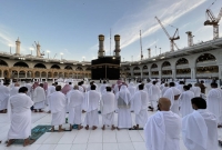 মহান আল্লাহর কাছে বৃষ্টির প্রার্থনায় পবিত্র কাবা প্রাঙ্গণে নামাজ আদায়