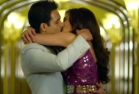 পরিচালক কাট বলার পরও নায়ককে ছাড়ছিলেন না চুম্বনরত নায়িকা!