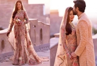 ৪০ জন বাঙালি কারিগর মিলে টানা ৭৫ দিন ধরে তৈরি করে ক্যাটরিনার বিয়ের শাড়ি